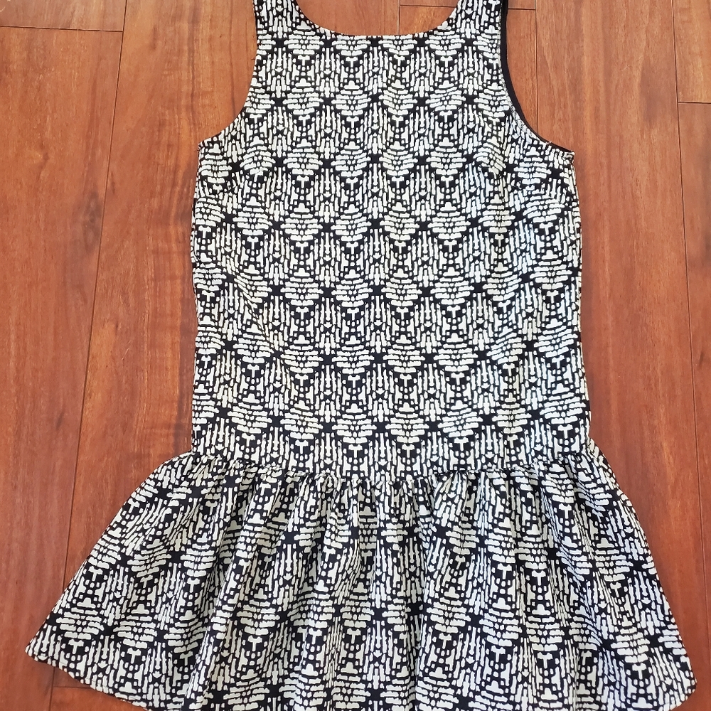 BLACK AND WHITE RUFFLE BOTTOM DRESS. - Picture 2 of 7